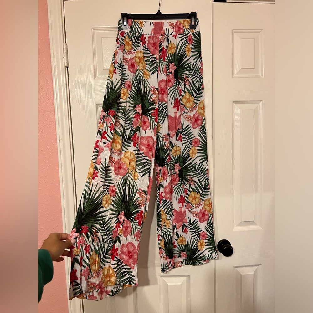Francescas colorful flowy pants 🌺